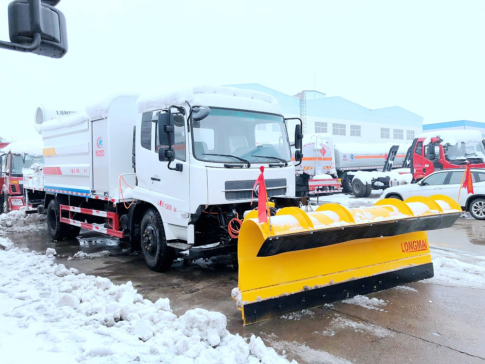 東風(fēng)天錦多功能抑塵除雪車