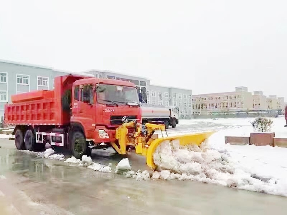 東風天龍大型融雪撒布鏟雪車