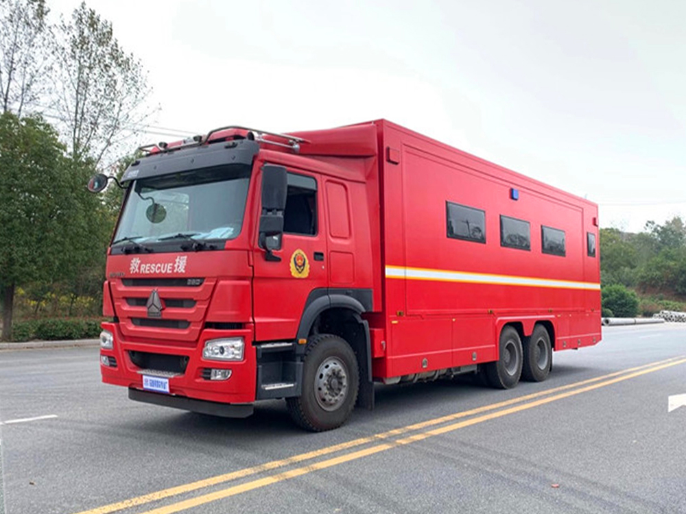 重汽豪沃24人宿營車